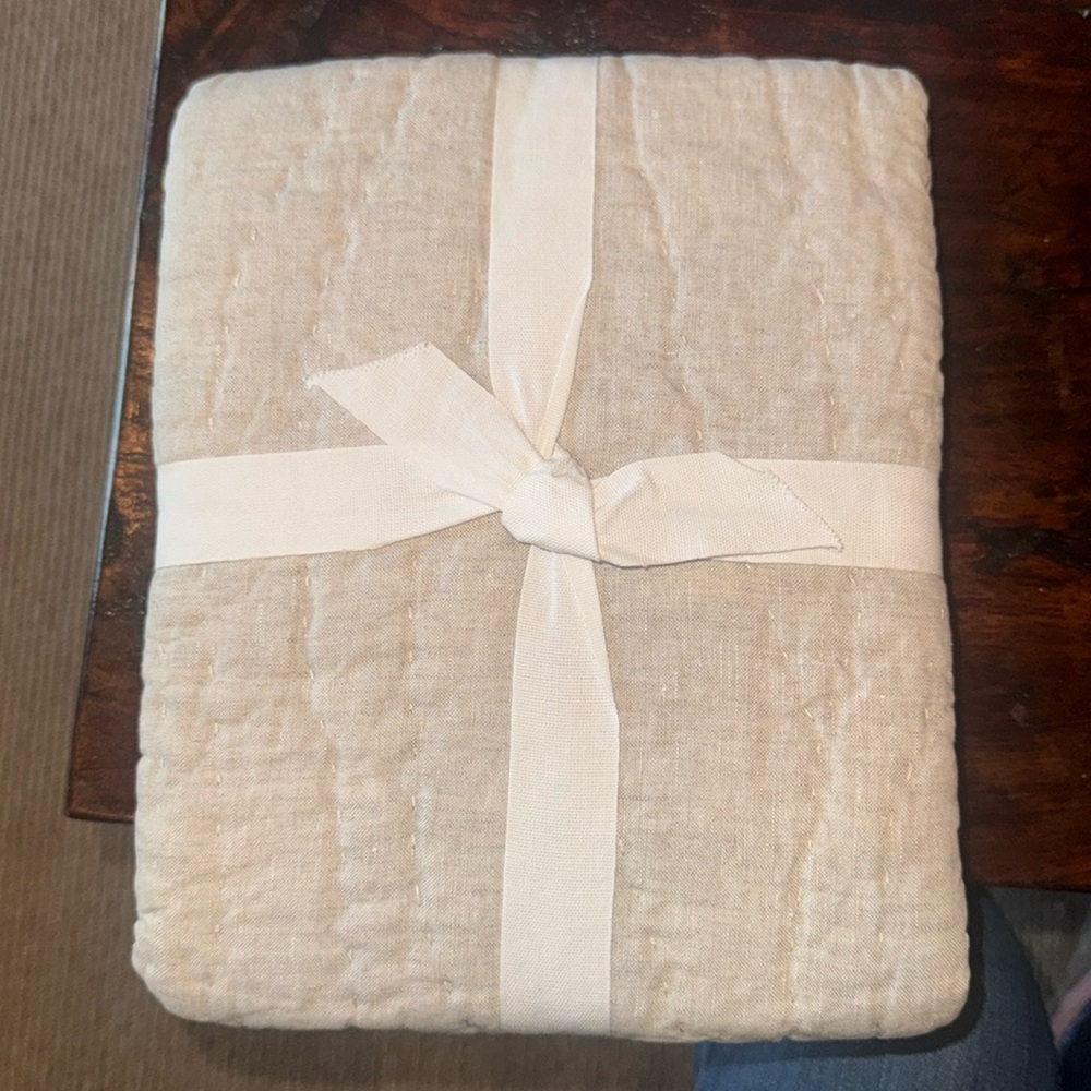 NWOT
Belgian Handstitched Standard 26 x 20 sham